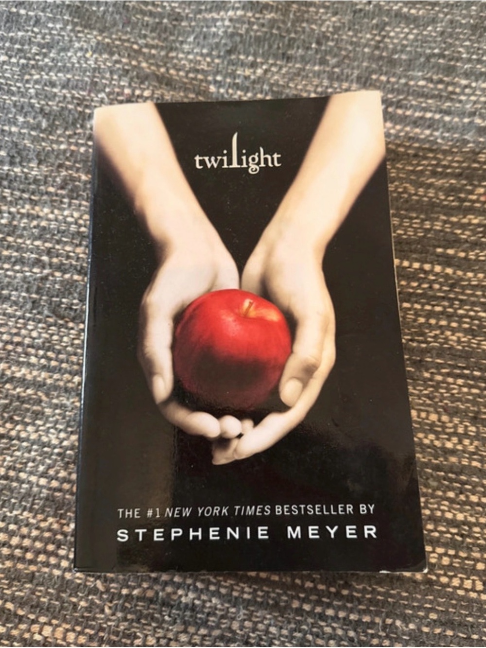 Twilight by Stephenie Meyer - Black Cover with Red Apple